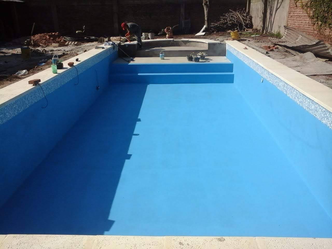 Piscina con zona de relax integrada