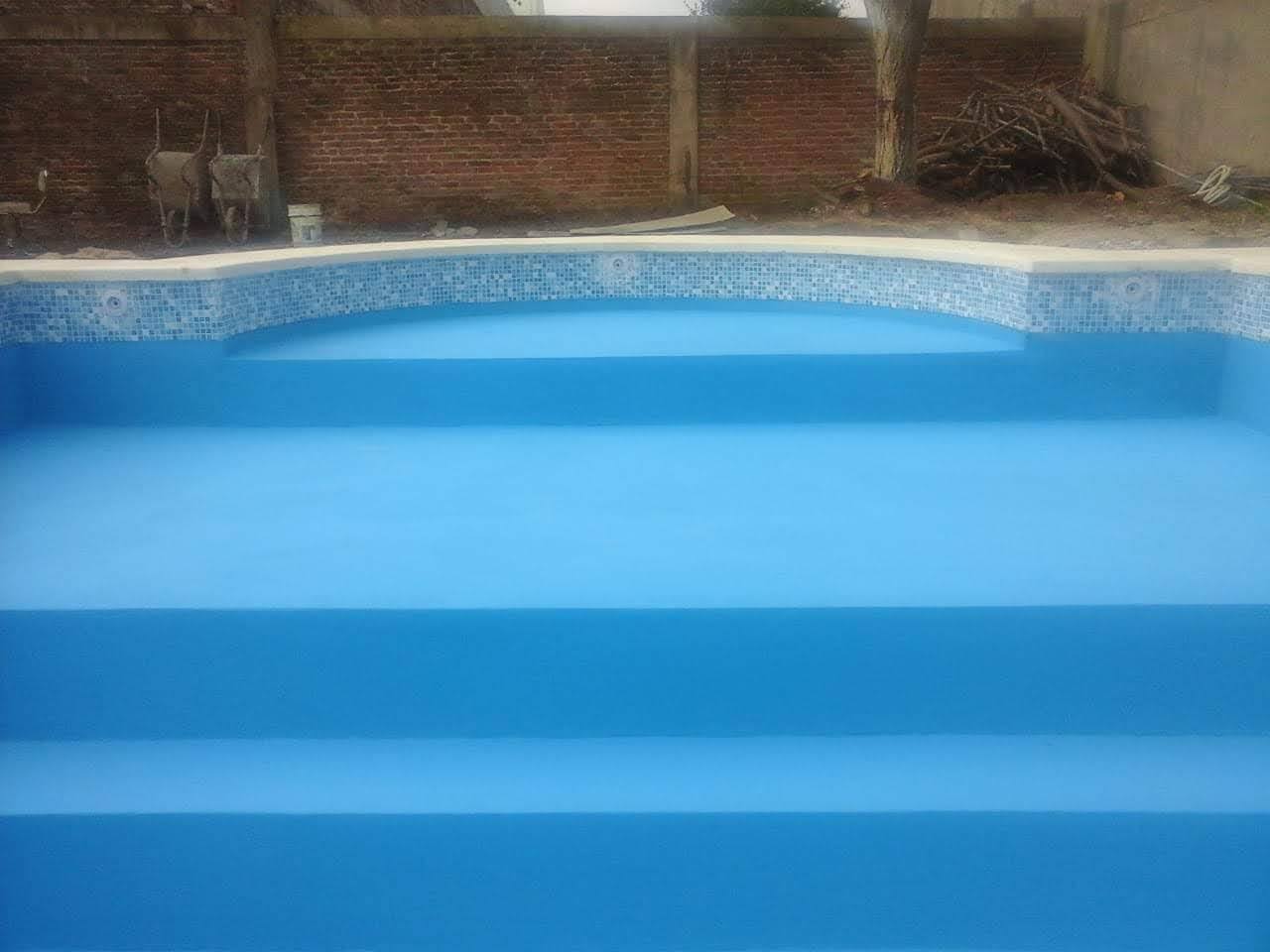 Piscina con deck de madera integrado