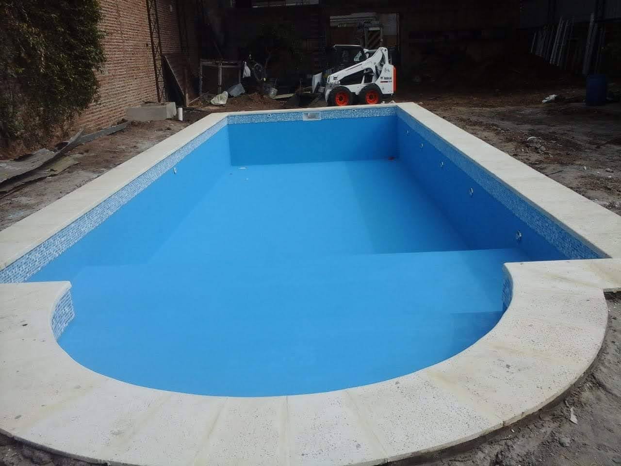 Piscina moderna con diseño arquitectónico