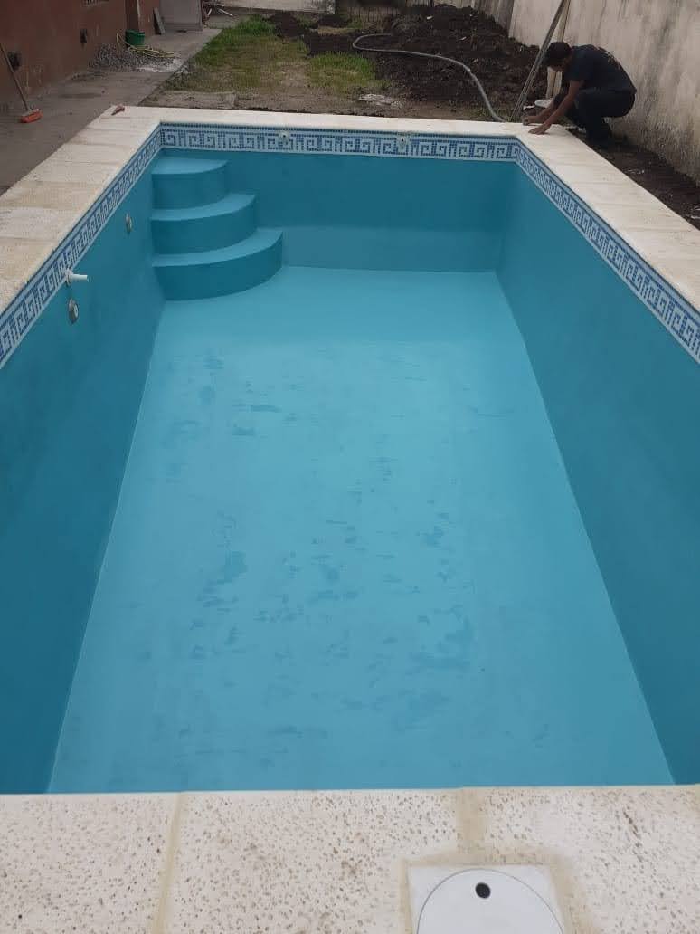 Piscina con iluminación LED multicolor